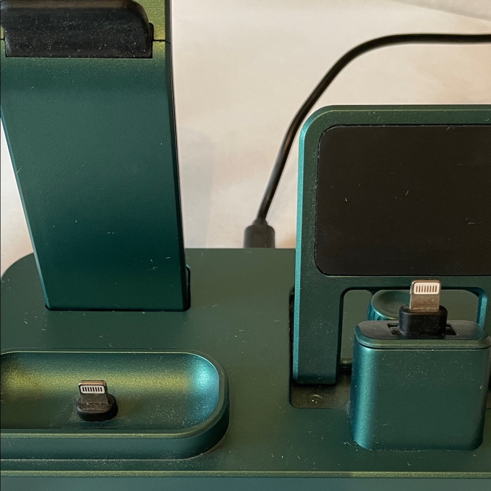 Universal Green Charging Station with Adapter - Picture 6 of 6